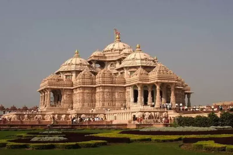 Day 3: Delhi – Akshardham & Cultural Exploration